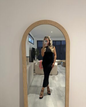 Manon Quadratus Instagram - Un invité spécial se trouve dans la 2ème photo 🖤 

Une jolie soirée pour son anniversaire 🙊

Ps: J’ai pas mis trop d’anti cerne, c’est juste le flash   la baking Laura Mercier 😅 

#ootd #ootdlook #ootdfashion #look #lookoftheday #couple