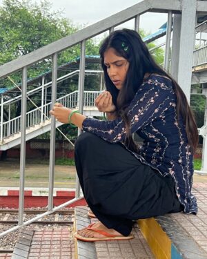 Manpreet Dolly Instagram - Surat usdi pariya wargi🌸
.
.
#poor #poorpeople #poorbaby #poorgirl #simplicity #poverty #sad #sadness #slum #simplegirl