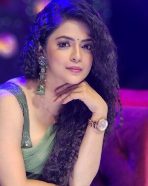 Mansi Joshi Instagram - Wearing saree and being graceful 💫🙈❤️

Thank you @shashi_master_danster for these beautiful pictures 😁

Outfit by @the.clothkitchen_official_ for my DHEE celebrity show ❤️

Makeup by @vamshi_artistry ☺️

#mansijoshi #dheecelebrityspecial #nandha