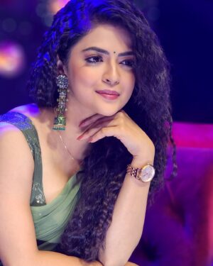 Mansi Joshi Instagram - Wearing saree and being graceful 💫🙈❤️

Thank you @shashi_master_danster for these beautiful pictures 😁

Outfit by @the.clothkitchen_official_ for my DHEE celebrity show ❤️

Makeup by @vamshi_artistry ☺️

#mansijoshi #dheecelebrityspecial #nandha
