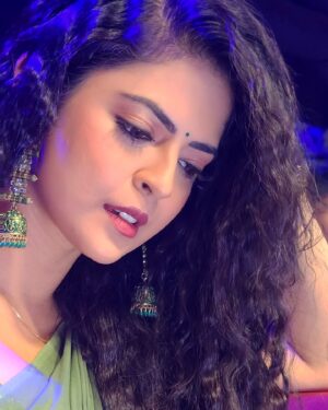 Mansi Joshi Instagram - Wearing saree and being graceful 💫🙈❤️

Thank you @shashi_master_danster for these beautiful pictures 😁

Outfit by @the.clothkitchen_official_ for my DHEE celebrity show ❤️

Makeup by @vamshi_artistry ☺️

#mansijoshi #dheecelebrityspecial #nandha