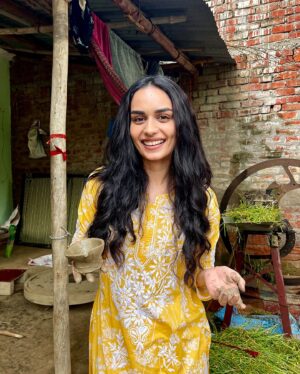 Manushi Chhillar Instagram - ⁠⁠⁠Carrying a souvenir back from shoot! 🫶🏻