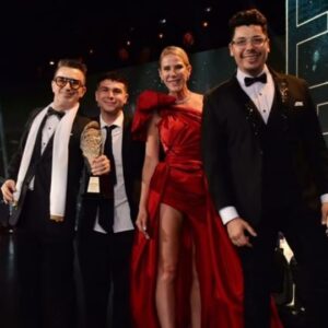 Marcela Baños Instagram - ¡Así agradecieron @pabloserantoni , @matiasserantoni , @marcebanios y @alebeltzer en los #martinfierro2024 el reconocimiento a la trayectoria de #PasionDeSabado !❤️👏🏻 ¡Son 35 años al aire! 📺🤗
¡Gracias @aptraorg !🙌🏻
#premiosmartinfierro #pabloserantoni #matiasserantoni #marcelabaños #alebeltzer
