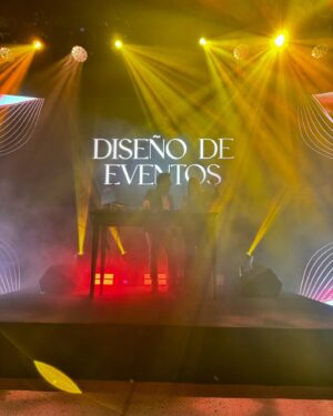 Marcela Kloosterboer Instagram - Anoche conduje el Diseño de Eventos donde todo lo recaudado fue para @pequenos_pasos 
Gracias siempre a ellos 🌷👇🏼
St @anitakorman @bymillie.bressi 
@ramirezdenegro 
M-up @bettinafrumboli 
Pelo @cristinacagnina