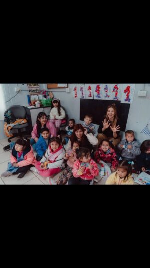 Marcela Kloosterboer Instagram - Este fue la celebración por el día del niño el viernes en Pequeños Pasos. 
Este lugar al que llegan 150 niños de 1 a 5 años, todos los días. Donde hay maestras, nutricionistas, psicopedagogas y demás profesionales que los acogen con tanto amor y compromiso. 
En el espacio de enfrente otros 120/150 chicos. Niñez y adolescencia. Y sus padres y madres van a los tallerers de oficios. 
Es muy emocionante el trabajo que hacen día a día por cambiar la realidad de estas familias. 
Se trabaja mucho pero no alcanza. 
Ojalá el estado (sea cual sea el gobierno de turno) mirara un poco más esta realidad. Esto es lo urgente, lo importante. 27 millones de personas pobres y 7 millones en situación de indigencia. En la Argentina 7 de cada 10 chicos viven en hogares sumergidos en la pobreza, 3 de cada 10 niños viven en hogares que son indigentes, donde los ingresos no alcanzan siquiera para los alimentos más básicos. 
Estos números, que parecen sólo cifras que crecen de manera sostenida desde hace 13 años, son la realidad y el día a día de millones de personas que no llegan a comer las 4 comidas diarias. 
Cuidar hoy a la niñez es cuidar a la sociedad toda.
Involucrémonos. 
Gracias especiales a @citykidsjugueteria que nos acompaña año tras año para que cada niño pueda recibir su regalo en su día. 
Gracias @pequenos_pasos por el trabajo incansable. 
Los invito a sumarse, desde el lugar que cada uno pueda ❤️💪🏼