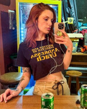 Marcela Lahaud Instagram - Pra não dizer que só tenho foto no espelho no elevador 💁‍♀️✨

.
.
#selfie #picsart #picoftheday