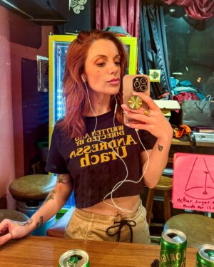 Marcela Lahaud Instagram - Pra não dizer que só tenho foto no espelho no elevador 💁‍♀️✨

.
.
#selfie #picsart #picoftheday