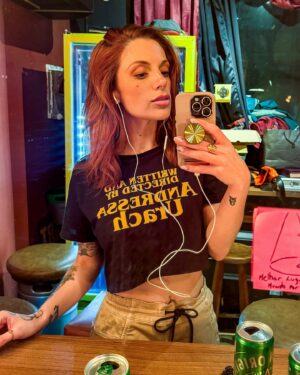 Marcela Lahaud Instagram - Pra não dizer que só tenho foto no espelho no elevador 💁‍♀️✨

.
.
#selfie #picsart #picoftheday