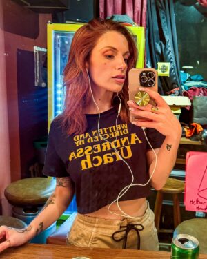 Marcela Lahaud Instagram - Pra não dizer que só tenho foto no espelho no elevador 💁‍♀️✨

.
.
#selfie #picsart #picoftheday