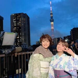 Mari Yaguchi Instagram - 時差投稿続きます♡
隅田川花火大会の時の載せてなかった写真たち✨
ゆうこ姉さんとかんぱーい🍻✨
福岡に住んでるからなかなか会えないので、
久しぶりに乾杯できて凄く嬉しかったです☺️✨
いっぱい写真撮ったんだけど、
半分以上タオル巻いてて笑った😂
中継にタオル巻いて出ないで良かったね🥹✨
２６年の付き合いになりますが、
今もずっと気にかけてくれるあったかい人🥹✨
会えると本当に嬉しいんだー😊✨
ちなみにこの日も可愛すぎる愛ちゃんとの３ショットと、
ゆうちゃんとの別日の写真も載せときますね！！
７枚目は閲覧注意ねw