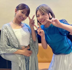 Mari Yaguchi Instagram - 松尾さんとのトークLIVEの時の写真😊✨

１０年以上お友達の親戚みたいな松尾さんとのトークは
台本なくてもたぶん３時間喋れるw
しかも！！
なんと沖縄を訪れていた小川まこっちゃんが見に来てくれて、
そのままステージ呼んで一緒に歌ったwww
サプライズ過ぎてビックリ！！
なんか面白い展開でめちゃくちゃ楽しかったです！！
お客さんもノリが本当に良くて、
このまま全員で飲みに行きたい気分になりました😁✨
盛り上がっていただき、
本当にありがとうございました！！！

まこっちゃんは打ち上げも参加🤣✨
９年ぶりの再会でしたが、
それも全然感じず最高に楽しい後輩でした😋✨

松尾さん！！
第２回のゲストも私とまこっちゃんにしてください♪w