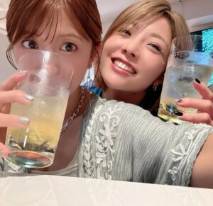 Mari Yaguchi Instagram - 松尾さんとのトークLIVEの時の写真😊✨

１０年以上お友達の親戚みたいな松尾さんとのトークは
台本なくてもたぶん３時間喋れるw
しかも！！
なんと沖縄を訪れていた小川まこっちゃんが見に来てくれて、
そのままステージ呼んで一緒に歌ったwww
サプライズ過ぎてビックリ！！
なんか面白い展開でめちゃくちゃ楽しかったです！！
お客さんもノリが本当に良くて、
このまま全員で飲みに行きたい気分になりました😁✨
盛り上がっていただき、
本当にありがとうございました！！！

まこっちゃんは打ち上げも参加🤣✨
９年ぶりの再会でしたが、
それも全然感じず最高に楽しい後輩でした😋✨

松尾さん！！
第２回のゲストも私とまこっちゃんにしてください♪w