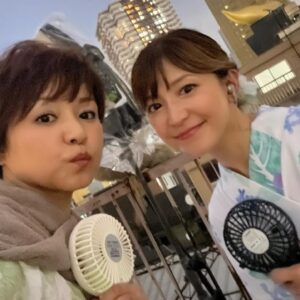 Mari Yaguchi Instagram - 時差投稿続きます♡
隅田川花火大会の時の載せてなかった写真たち✨
ゆうこ姉さんとかんぱーい🍻✨
福岡に住んでるからなかなか会えないので、
久しぶりに乾杯できて凄く嬉しかったです☺️✨
いっぱい写真撮ったんだけど、
半分以上タオル巻いてて笑った😂
中継にタオル巻いて出ないで良かったね🥹✨
２６年の付き合いになりますが、
今もずっと気にかけてくれるあったかい人🥹✨
会えると本当に嬉しいんだー😊✨
ちなみにこの日も可愛すぎる愛ちゃんとの３ショットと、
ゆうちゃんとの別日の写真も載せときますね！！
７枚目は閲覧注意ねw