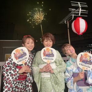 Mari Yaguchi Instagram - 時差投稿続きます♡
隅田川花火大会の時の載せてなかった写真たち✨
ゆうこ姉さんとかんぱーい🍻✨
福岡に住んでるからなかなか会えないので、
久しぶりに乾杯できて凄く嬉しかったです☺️✨
いっぱい写真撮ったんだけど、
半分以上タオル巻いてて笑った😂
中継にタオル巻いて出ないで良かったね🥹✨
２６年の付き合いになりますが、
今もずっと気にかけてくれるあったかい人🥹✨
会えると本当に嬉しいんだー😊✨
ちなみにこの日も可愛すぎる愛ちゃんとの３ショットと、
ゆうちゃんとの別日の写真も載せときますね！！
７枚目は閲覧注意ねw