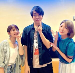 Mari Yaguchi Instagram - 松尾さんとのトークLIVEの時の写真😊✨

１０年以上お友達の親戚みたいな松尾さんとのトークは
台本なくてもたぶん３時間喋れるw
しかも！！
なんと沖縄を訪れていた小川まこっちゃんが見に来てくれて、
そのままステージ呼んで一緒に歌ったwww
サプライズ過ぎてビックリ！！
なんか面白い展開でめちゃくちゃ楽しかったです！！
お客さんもノリが本当に良くて、
このまま全員で飲みに行きたい気分になりました😁✨
盛り上がっていただき、
本当にありがとうございました！！！

まこっちゃんは打ち上げも参加🤣✨
９年ぶりの再会でしたが、
それも全然感じず最高に楽しい後輩でした😋✨

松尾さん！！
第２回のゲストも私とまこっちゃんにしてください♪w