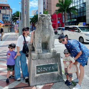 Mari Yaguchi Instagram - 実は、
家族で沖縄行ってきましたー😁✨
最後行ったのが、
子供たちが生まれる前だから６年ぶりくらいかな🤔✨
毎年行きたい大好きな場所✨
食べたい物いーっぱい食べて、
テンション上がって、
普段はあんまり（いや絶対）入らない海にも入りました✨w
やっぱり海は綺麗で子供たちもずっと浮き輪で浮いてました！！
気持ち良かったー✨
松尾さんたちと合流して、
楽し過ぎるあっという間の沖縄でした！！

ちなみに子供たち初めての飛行機は、
長男→めちゃくちゃ良い子でした。
次男→行きずっと大変。マジで。帰りは爆睡。助かった。
って感じでしたょ🥹
正直もう少し次男が大きくなってから
飛行機での旅行かなぁー😅とおとうちゃんと話しましたw

あと、行く前は３日間とも雨予報だったんですが、
３日間とも晴れました☀️✨
それも本当にありがたかったー😭✨
以上２児男の子のおかあちゃん日記でした😋

#一軒目というお店で一軒目
#昭和村のアグー豚しゃぶしゃぶ
#キセキの沖縄そば 
#ステーキハウス88のハンバーグ
#ポーたまのおにぎり
#トロピカルビーチ