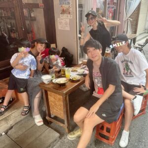 Mari Yaguchi Instagram - 実は、
家族で沖縄行ってきましたー😁✨
最後行ったのが、
子供たちが生まれる前だから６年ぶりくらいかな🤔✨
毎年行きたい大好きな場所✨
食べたい物いーっぱい食べて、
テンション上がって、
普段はあんまり（いや絶対）入らない海にも入りました✨w
やっぱり海は綺麗で子供たちもずっと浮き輪で浮いてました！！
気持ち良かったー✨
松尾さんたちと合流して、
楽し過ぎるあっという間の沖縄でした！！

ちなみに子供たち初めての飛行機は、
長男→めちゃくちゃ良い子でした。
次男→行きずっと大変。マジで。帰りは爆睡。助かった。
って感じでしたょ🥹
正直もう少し次男が大きくなってから
飛行機での旅行かなぁー😅とおとうちゃんと話しましたw

あと、行く前は３日間とも雨予報だったんですが、
３日間とも晴れました☀️✨
それも本当にありがたかったー😭✨
以上２児男の子のおかあちゃん日記でした😋

#一軒目というお店で一軒目
#昭和村のアグー豚しゃぶしゃぶ
#キセキの沖縄そば 
#ステーキハウス88のハンバーグ
#ポーたまのおにぎり
#トロピカルビーチ