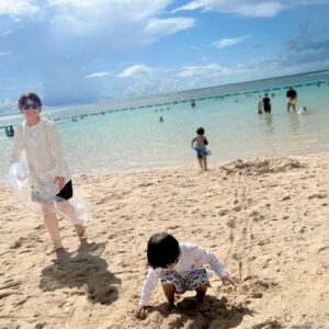 Mari Yaguchi Instagram - 実は、
家族で沖縄行ってきましたー😁✨
最後行ったのが、
子供たちが生まれる前だから６年ぶりくらいかな🤔✨
毎年行きたい大好きな場所✨
食べたい物いーっぱい食べて、
テンション上がって、
普段はあんまり（いや絶対）入らない海にも入りました✨w
やっぱり海は綺麗で子供たちもずっと浮き輪で浮いてました！！
気持ち良かったー✨
松尾さんたちと合流して、
楽し過ぎるあっという間の沖縄でした！！

ちなみに子供たち初めての飛行機は、
長男→めちゃくちゃ良い子でした。
次男→行きずっと大変。マジで。帰りは爆睡。助かった。
って感じでしたょ🥹
正直もう少し次男が大きくなってから
飛行機での旅行かなぁー😅とおとうちゃんと話しましたw

あと、行く前は３日間とも雨予報だったんですが、
３日間とも晴れました☀️✨
それも本当にありがたかったー😭✨
以上２児男の子のおかあちゃん日記でした😋

#一軒目というお店で一軒目
#昭和村のアグー豚しゃぶしゃぶ
#キセキの沖縄そば 
#ステーキハウス88のハンバーグ
#ポーたまのおにぎり
#トロピカルビーチ