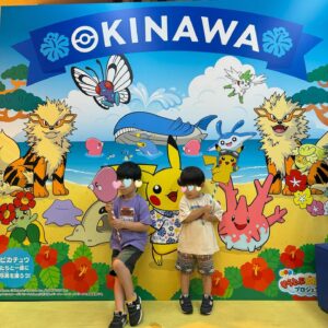 Mari Yaguchi Instagram - 実は、
家族で沖縄行ってきましたー😁✨
最後行ったのが、
子供たちが生まれる前だから６年ぶりくらいかな🤔✨
毎年行きたい大好きな場所✨
食べたい物いーっぱい食べて、
テンション上がって、
普段はあんまり（いや絶対）入らない海にも入りました✨w
やっぱり海は綺麗で子供たちもずっと浮き輪で浮いてました！！
気持ち良かったー✨
松尾さんたちと合流して、
楽し過ぎるあっという間の沖縄でした！！

ちなみに子供たち初めての飛行機は、
長男→めちゃくちゃ良い子でした。
次男→行きずっと大変。マジで。帰りは爆睡。助かった。
って感じでしたょ🥹
正直もう少し次男が大きくなってから
飛行機での旅行かなぁー😅とおとうちゃんと話しましたw

あと、行く前は３日間とも雨予報だったんですが、
３日間とも晴れました☀️✨
それも本当にありがたかったー😭✨
以上２児男の子のおかあちゃん日記でした😋

#一軒目というお店で一軒目
#昭和村のアグー豚しゃぶしゃぶ
#キセキの沖縄そば 
#ステーキハウス88のハンバーグ
#ポーたまのおにぎり
#トロピカルビーチ