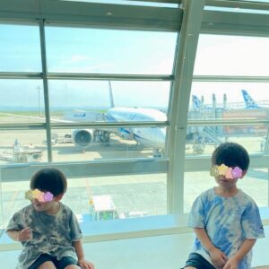 Mari Yaguchi Instagram - 実は、
家族で沖縄行ってきましたー😁✨
最後行ったのが、
子供たちが生まれる前だから６年ぶりくらいかな🤔✨
毎年行きたい大好きな場所✨
食べたい物いーっぱい食べて、
テンション上がって、
普段はあんまり（いや絶対）入らない海にも入りました✨w
やっぱり海は綺麗で子供たちもずっと浮き輪で浮いてました！！
気持ち良かったー✨
松尾さんたちと合流して、
楽し過ぎるあっという間の沖縄でした！！

ちなみに子供たち初めての飛行機は、
長男→めちゃくちゃ良い子でした。
次男→行きずっと大変。マジで。帰りは爆睡。助かった。
って感じでしたょ🥹
正直もう少し次男が大きくなってから
飛行機での旅行かなぁー😅とおとうちゃんと話しましたw

あと、行く前は３日間とも雨予報だったんですが、
３日間とも晴れました☀️✨
それも本当にありがたかったー😭✨
以上２児男の子のおかあちゃん日記でした😋

#一軒目というお店で一軒目
#昭和村のアグー豚しゃぶしゃぶ
#キセキの沖縄そば 
#ステーキハウス88のハンバーグ
#ポーたまのおにぎり
#トロピカルビーチ