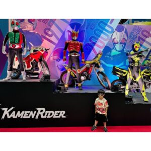 Mari Yaguchi Instagram - 昨日✨
夏休みラストの日は、
東京おもちゃショー２０２４へ！！

めーっちゃくちゃ盛り上がってて、すんごい人でした😳✨
長男はお目当ての仮面ライダーやソニックを見れて大興奮だったし、次男は色んなところに大好きなアンパンマンがいるから帰りたくないと最後駄々をこねまくってましたw（←７枚目の写真）

最新のおもちゃを沢山体験できて楽しかったみたいです！！
次男はもうすぐ誕生日🎂
何を欲しいと言ってくるか楽しみです🥹✨

さーーーーーて！
今日から幼稚園！！
気合い入れていかなくては！！
夏休みもなんかすんごい大変だったけどw
色々連れて行ったのでまた時差投稿しますね😋✨
世の中のお父さんお母さん、
毎日お疲れ様です🥹✨