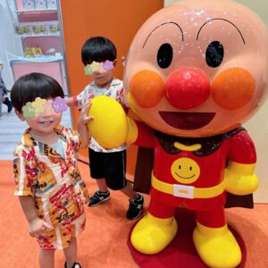 Mari Yaguchi Instagram - 昨日✨
夏休みラストの日は、
東京おもちゃショー２０２４へ！！

めーっちゃくちゃ盛り上がってて、すんごい人でした😳✨
長男はお目当ての仮面ライダーやソニックを見れて大興奮だったし、次男は色んなところに大好きなアンパンマンがいるから帰りたくないと最後駄々をこねまくってましたw（←７枚目の写真）

最新のおもちゃを沢山体験できて楽しかったみたいです！！
次男はもうすぐ誕生日🎂
何を欲しいと言ってくるか楽しみです🥹✨

さーーーーーて！
今日から幼稚園！！
気合い入れていかなくては！！
夏休みもなんかすんごい大変だったけどw
色々連れて行ったのでまた時差投稿しますね😋✨
世の中のお父さんお母さん、
毎日お疲れ様です🥹✨