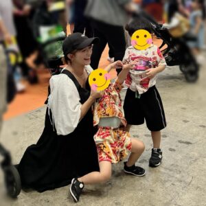 Mari Yaguchi Instagram - 昨日✨
夏休みラストの日は、
東京おもちゃショー２０２４へ！！

めーっちゃくちゃ盛り上がってて、すんごい人でした😳✨
長男はお目当ての仮面ライダーやソニックを見れて大興奮だったし、次男は色んなところに大好きなアンパンマンがいるから帰りたくないと最後駄々をこねまくってましたw（←７枚目の写真）

最新のおもちゃを沢山体験できて楽しかったみたいです！！
次男はもうすぐ誕生日🎂
何を欲しいと言ってくるか楽しみです🥹✨

さーーーーーて！
今日から幼稚園！！
気合い入れていかなくては！！
夏休みもなんかすんごい大変だったけどw
色々連れて行ったのでまた時差投稿しますね😋✨
世の中のお父さんお母さん、
毎日お疲れ様です🥹✨
