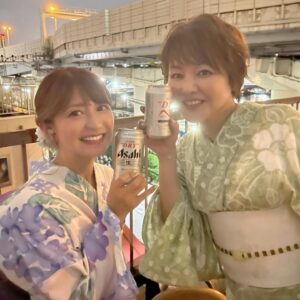 Mari Yaguchi Instagram - 時差投稿続きます♡
隅田川花火大会の時の載せてなかった写真たち✨
ゆうこ姉さんとかんぱーい🍻✨
福岡に住んでるからなかなか会えないので、
久しぶりに乾杯できて凄く嬉しかったです☺️✨
いっぱい写真撮ったんだけど、
半分以上タオル巻いてて笑った😂
中継にタオル巻いて出ないで良かったね🥹✨
２６年の付き合いになりますが、
今もずっと気にかけてくれるあったかい人🥹✨
会えると本当に嬉しいんだー😊✨
ちなみにこの日も可愛すぎる愛ちゃんとの３ショットと、
ゆうちゃんとの別日の写真も載せときますね！！
７枚目は閲覧注意ねw
