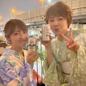 Mari Yaguchi Instagram - 時差投稿続きます♡
隅田川花火大会の時の載せてなかった写真たち✨
ゆうこ姉さんとかんぱーい🍻✨
福岡に住んでるからなかなか会えないので、
久しぶりに乾杯できて凄く嬉しかったです☺️✨
いっぱい写真撮ったんだけど、
半分以上タオル巻いてて笑った😂
中継にタオル巻いて出ないで良かったね🥹✨
２６年の付き合いになりますが、
今もずっと気にかけてくれるあったかい人🥹✨
会えると本当に嬉しいんだー😊✨
ちなみにこの日も可愛すぎる愛ちゃんとの３ショットと、
ゆうちゃんとの別日の写真も載せときますね！！
７枚目は閲覧注意ねw