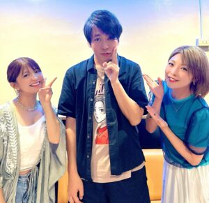 Mari Yaguchi Instagram - 松尾さんとのトークLIVEの時の写真😊✨

１０年以上お友達の親戚みたいな松尾さんとのトークは
台本なくてもたぶん３時間喋れるw
しかも！！
なんと沖縄を訪れていた小川まこっちゃんが見に来てくれて、
そのままステージ呼んで一緒に歌ったwww
サプライズ過ぎてビックリ！！
なんか面白い展開でめちゃくちゃ楽しかったです！！
お客さんもノリが本当に良くて、
このまま全員で飲みに行きたい気分になりました😁✨
盛り上がっていただき、
本当にありがとうございました！！！

まこっちゃんは打ち上げも参加🤣✨
９年ぶりの再会でしたが、
それも全然感じず最高に楽しい後輩でした😋✨

松尾さん！！
第２回のゲストも私とまこっちゃんにしてください♪w