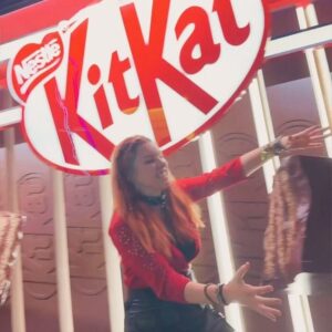 MariMoon Instagram - Dei um pulo no stand da @kitkatbrasil pra fazer aquela pausa mais do que necessária! Rock in Rio é intenso e requer muita energia. ♥️

Tô apaixonada pelo vídeo que eu fiz na ativação!!! 
🤩🤩🤩 
Quem tiver pelo festival precisa dar uma pausa por aqui! Tá literalmente uma delícia. 😌 

#KitKatRockinRio2024 #AMelhorPlateiaDoMundo #publicidade