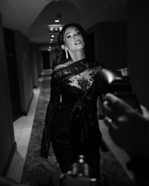 Maria Cerqueira Gomes Instagram - E o dia chegou! Foram dias de emoções fortes e inesperadas. Espero que, a partir de amanhã, vejam o documentário na Prime Vídeo. @primevideo 

Tenho de deixar um forte agradecimento a toda a minha equipa.

O look? Foi trocado hoje. Não consegui usar cor quando o meu país está a preto e branco.

Look: @fashionclinic.world 
Jóias: @saldanha_joalheiros 
Styling: @filipecarrico_styling 
Make up: @luisamagalhaes.makeup 
Hair: @helenavazpereira @griffehairstyle 
Foto: @pedromelo_photo 

@intercontinentallisbon 
@naughtyboysagency 🤍