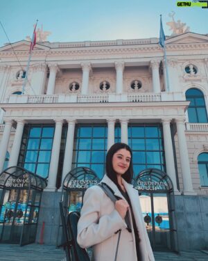 María Dueñas Instagram - I’m in beautiful Zurich, ready for tomorrow’s concert with Philharmonia Zürich and @markus.poschner 🎻 join us at the @operzuerich if you are around!