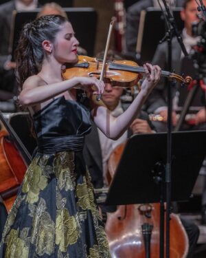 María Dueñas Instagram - “Fein- gliedrig, flattrig agil, elegant, individuell” ( @diepresse )

“Maria Duenas trägt einen Namen, den man sich merken sollten”
“[…]hat nämlich die Fähigkeit, ihre edle Violine zum Weinen zu bringen: Von sinnlicher Emotion und exemplarischer Reinheit war ihr nobler Ton”
“Besonders das Adagio, einer der berühmtesten langsamen Sätze der romantischen Konzertliteratur überhaupt, geriet zum Ereignis” @kurier 

Thank you for an unforgettable debut!🎻 @salzburgerfestspiele @rso.wien @hankyeolyoon 

📸: Marco Borrelli