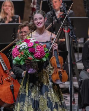 María Dueñas Instagram - “Fein- gliedrig, flattrig agil, elegant, individuell” ( @diepresse )

“Maria Duenas trägt einen Namen, den man sich merken sollten”
“[…]hat nämlich die Fähigkeit, ihre edle Violine zum Weinen zu bringen: Von sinnlicher Emotion und exemplarischer Reinheit war ihr nobler Ton”
“Besonders das Adagio, einer der berühmtesten langsamen Sätze der romantischen Konzertliteratur überhaupt, geriet zum Ereignis” @kurier 

Thank you for an unforgettable debut!🎻 @salzburgerfestspiele @rso.wien @hankyeolyoon 

📸: Marco Borrelli