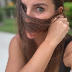 María Fernanda Yépes Instagram - Hace 8 años ya de esta Foto, cuando me hacía cualquier disparate en el pelo para darle vida y personalidad a los diferentes personajes.. 
era super divertido eso si!!! Pero “juepucha” el costo era altísimo!!! 
Resultado; Vivía calva, literal. 
Al punto que tenía tan maltratado y muerto el pelo que tenía que recurrir a las benditas extensiones que simulaban una hermosa, abundante y sana cabellera.
(Menos mal existían) Por que mi pelo por más tratamientos que le hacía no “pelechaba”. Hasta que me lo dejé de tocar. De molestar, de intervenir, de TEÑIR! De echarle químicos, planchas, miles de productos pero sobretodo los tintes. 
floreció 🌸✨ 
es impresionante hoy ver esta foto y ver la cantidad de pelo que me ha salido madre bendita!!!! 
Yo que ya me daba por calva….🤭

Nose a quien le interese leer esta historia. Pero me encantó que esta foto me lo recordara👌🏻y lo quise compartir con ustedes. Obvio la foto es divina, y tenía 10 años menos pero el PELO que tengo ahora no lo tuve a mis 20. Con eso les digo!!! Ósea wowww!! Que lindo es florecer y liberarse de todos esos químicos 🍃🍃🍃🌀✨

Que tantos químicos le aplicas a tu cuerpo?

Mejordicho. Ahora si me puede contratar para comerciales de pelooooo… compermisaaa💇🏽‍♀️Jajaj