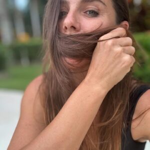 María Fernanda Yépes Instagram - Hace 8 años ya de esta Foto, cuando me hacía cualquier disparate en el pelo para darle vida y personalidad a los diferentes personajes.. 
era super divertido eso si!!! Pero “juepucha” el costo era altísimo!!! 
Resultado; Vivía calva, literal. 
Al punto que tenía tan maltratado y muerto el pelo que tenía que recurrir a las benditas extensiones que simulaban una hermosa, abundante y sana cabellera.
(Menos mal existían) Por que mi pelo por más tratamientos que le hacía no “pelechaba”. Hasta que me lo dejé de tocar. De molestar, de intervenir, de TEÑIR! De echarle químicos, planchas, miles de productos pero sobretodo los tintes. 
floreció 🌸✨ 
es impresionante hoy ver esta foto y ver la cantidad de pelo que me ha salido madre bendita!!!! 
Yo que ya me daba por calva….🤭

Nose a quien le interese leer esta historia. Pero me encantó que esta foto me lo recordara👌🏻y lo quise compartir con ustedes. Obvio la foto es divina, y tenía 10 años menos pero el PELO que tengo ahora no lo tuve a mis 20. Con eso les digo!!! Ósea wowww!! Que lindo es florecer y liberarse de todos esos químicos 🍃🍃🍃🌀✨

Que tantos químicos le aplicas a tu cuerpo?

Mejordicho. Ahora si me puede contratar para comerciales de pelooooo… compermisaaa💇🏽‍♀️Jajaj