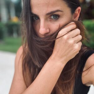 María Fernanda Yépes Instagram - Hace 8 años ya de esta Foto, cuando me hacía cualquier disparate en el pelo para darle vida y personalidad a los diferentes personajes.. 
era super divertido eso si!!! Pero “juepucha” el costo era altísimo!!! 
Resultado; Vivía calva, literal. 
Al punto que tenía tan maltratado y muerto el pelo que tenía que recurrir a las benditas extensiones que simulaban una hermosa, abundante y sana cabellera.
(Menos mal existían) Por que mi pelo por más tratamientos que le hacía no “pelechaba”. Hasta que me lo dejé de tocar. De molestar, de intervenir, de TEÑIR! De echarle químicos, planchas, miles de productos pero sobretodo los tintes. 
floreció 🌸✨ 
es impresionante hoy ver esta foto y ver la cantidad de pelo que me ha salido madre bendita!!!! 
Yo que ya me daba por calva….🤭

Nose a quien le interese leer esta historia. Pero me encantó que esta foto me lo recordara👌🏻y lo quise compartir con ustedes. Obvio la foto es divina, y tenía 10 años menos pero el PELO que tengo ahora no lo tuve a mis 20. Con eso les digo!!! Ósea wowww!! Que lindo es florecer y liberarse de todos esos químicos 🍃🍃🍃🌀✨

Que tantos químicos le aplicas a tu cuerpo?

Mejordicho. Ahora si me puede contratar para comerciales de pelooooo… compermisaaa💇🏽‍♀️Jajaj