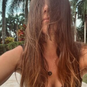 María Fernanda Yépes Instagram - Hace 8 años ya de esta Foto, cuando me hacía cualquier disparate en el pelo para darle vida y personalidad a los diferentes personajes.. 
era super divertido eso si!!! Pero “juepucha” el costo era altísimo!!! 
Resultado; Vivía calva, literal. 
Al punto que tenía tan maltratado y muerto el pelo que tenía que recurrir a las benditas extensiones que simulaban una hermosa, abundante y sana cabellera.
(Menos mal existían) Por que mi pelo por más tratamientos que le hacía no “pelechaba”. Hasta que me lo dejé de tocar. De molestar, de intervenir, de TEÑIR! De echarle químicos, planchas, miles de productos pero sobretodo los tintes. 
floreció 🌸✨ 
es impresionante hoy ver esta foto y ver la cantidad de pelo que me ha salido madre bendita!!!! 
Yo que ya me daba por calva….🤭

Nose a quien le interese leer esta historia. Pero me encantó que esta foto me lo recordara👌🏻y lo quise compartir con ustedes. Obvio la foto es divina, y tenía 10 años menos pero el PELO que tengo ahora no lo tuve a mis 20. Con eso les digo!!! Ósea wowww!! Que lindo es florecer y liberarse de todos esos químicos 🍃🍃🍃🌀✨

Que tantos químicos le aplicas a tu cuerpo?

Mejordicho. Ahora si me puede contratar para comerciales de pelooooo… compermisaaa💇🏽‍♀️Jajaj