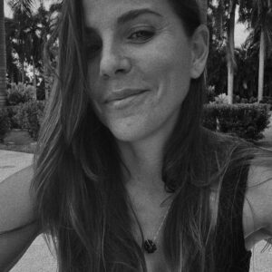 María Fernanda Yépes Instagram - Hace 8 años ya de esta Foto, cuando me hacía cualquier disparate en el pelo para darle vida y personalidad a los diferentes personajes.. 
era super divertido eso si!!! Pero “juepucha” el costo era altísimo!!! 
Resultado; Vivía calva, literal. 
Al punto que tenía tan maltratado y muerto el pelo que tenía que recurrir a las benditas extensiones que simulaban una hermosa, abundante y sana cabellera.
(Menos mal existían) Por que mi pelo por más tratamientos que le hacía no “pelechaba”. Hasta que me lo dejé de tocar. De molestar, de intervenir, de TEÑIR! De echarle químicos, planchas, miles de productos pero sobretodo los tintes. 
floreció 🌸✨ 
es impresionante hoy ver esta foto y ver la cantidad de pelo que me ha salido madre bendita!!!! 
Yo que ya me daba por calva….🤭

Nose a quien le interese leer esta historia. Pero me encantó que esta foto me lo recordara👌🏻y lo quise compartir con ustedes. Obvio la foto es divina, y tenía 10 años menos pero el PELO que tengo ahora no lo tuve a mis 20. Con eso les digo!!! Ósea wowww!! Que lindo es florecer y liberarse de todos esos químicos 🍃🍃🍃🌀✨

Que tantos químicos le aplicas a tu cuerpo?

Mejordicho. Ahora si me puede contratar para comerciales de pelooooo… compermisaaa💇🏽‍♀️Jajaj