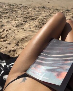Maria João Bastos Instagram - Moments of August 🧢 
A propósito já terminei este livro (foto 2) e recomendo muito! É delicioso! 
A Carla não escreve, ela borda! 🌺 @etudorio.carlamadeira