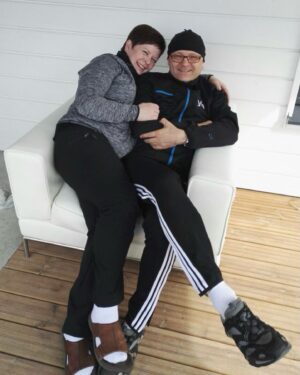 Maria Veitola Instagram - Urheilutoimittajalegenda Tapio Suominen menehtyi tänä kesänä. Hän sairasti kaksisuuntaista mielialahäiriötä ja puhui siitä avoimesti. 

Minuun otti yhteyttä Tapion entinen puoliso Birgit. Hän oli Tapion paras ystävä ja lähestulkoon ainoa tuki. Vaikka Birgit kaihtaa julkisuutta, hän koki tärkeäksi tuoda kaksisuuntaista mielialahäiriötä ja läheisen kokemusta siitä näkyväksi. 

Terveyden pettäminen on aina hirveää. Erityisen hirveää on, kun se tapahtuu peruuttamattomasti, eikä sairauteen ole parannuskeinoa. 
Yhteiskunnan alati vähenevät terveydenhuollon resurssit tekevät avun saamisesta entistä vaikeampaa. Liian usein sairastuneet jäävät läheistensä kannateltaviksi.

Ne vähäisetkin terveydenhuollon tarjoamat katseet ja resurssit ovat itse sairastuneessa, jolloin hänen läheisensä jäävät yksin, ilman tarvitsemaansa tukea ja apua. 

Kaksisuuntainen mielialahäiriö kasvattaa merkittävästi itsemurhariskiä ja on aidosti  hengenvaarallinen sairaus.

Tämä on Birgitin tarina elämästä kaksisuuntaisesta mielialahäiriötä sairastaneen rakkaan rinnalla.