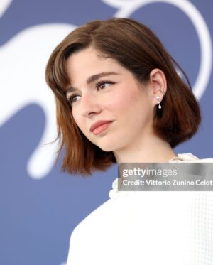 Mariana Di Girolamo Instagram - Hoy en la rueda de prensa del Festival de Venecia con “El Jockey” de Luis Ortega @eldespachocine @rei___pictures 📽️.

Un momento único que no hubiera sido posible sin el talento y apoyo de quienes me acompañaron: 

@chanelofficial 
@chanel.beauty 

@veroluna.makeup 
@_freddyalonso 

Especiales gracias @constanzaportigliati @imc_management , @one__offartists , @reniparadar y @mesalafilms 

#venicefilmfestival @labiennale #labiennalevenezia #eljockey