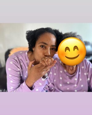 Mariana Nunes Instagram - Dia desses foi aniversário do nosso bibelô mais sagrado!
Minha mais velha
Minha centenária vó!
Minha mais antiga ancestral ainda viva!
Benza Deus!
Viva o tempo!
Viva a vida!
Viva o amor!

P.S. 
Sim, a gente tem um pijama igual! 😊