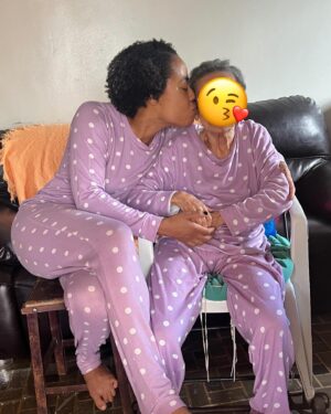 Mariana Nunes Instagram - Dia desses foi aniversário do nosso bibelô mais sagrado!
Minha mais velha
Minha centenária vó!
Minha mais antiga ancestral ainda viva!
Benza Deus!
Viva o tempo!
Viva a vida!
Viva o amor!

P.S. 
Sim, a gente tem um pijama igual! 😊