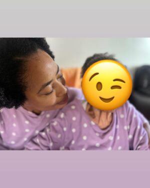 Mariana Nunes Instagram - Dia desses foi aniversário do nosso bibelô mais sagrado!
Minha mais velha
Minha centenária vó!
Minha mais antiga ancestral ainda viva!
Benza Deus!
Viva o tempo!
Viva a vida!
Viva o amor!

P.S. 
Sim, a gente tem um pijama igual! 😊