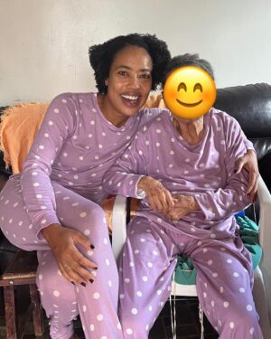 Mariana Nunes Instagram - Dia desses foi aniversário do nosso bibelô mais sagrado!
Minha mais velha
Minha centenária vó!
Minha mais antiga ancestral ainda viva!
Benza Deus!
Viva o tempo!
Viva a vida!
Viva o amor!

P.S. 
Sim, a gente tem um pijama igual! 😊