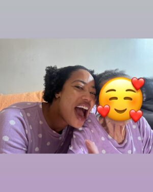 Mariana Nunes Instagram - Dia desses foi aniversário do nosso bibelô mais sagrado!
Minha mais velha
Minha centenária vó!
Minha mais antiga ancestral ainda viva!
Benza Deus!
Viva o tempo!
Viva a vida!
Viva o amor!

P.S. 
Sim, a gente tem um pijama igual! 😊