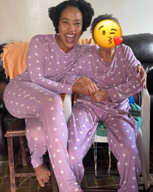 Mariana Nunes Instagram - Dia desses foi aniversário do nosso bibelô mais sagrado!
Minha mais velha
Minha centenária vó!
Minha mais antiga ancestral ainda viva!
Benza Deus!
Viva o tempo!
Viva a vida!
Viva o amor!

P.S. 
Sim, a gente tem um pijama igual! 😊