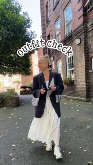 Mariana Prachařová Instagram - outfit check🇬🇧 

šaty: @mun____shop 
sako: @coupledansant 
boty: New Balance 1906 @queens 
kabelka: Fendi
brýle: @dior 

#myoutfit #outfit #ootd #outfitcheck #outfits #outfitinspo #outfitoftheday #getready #getreadywithme #grwm #london #england #londonoutfit